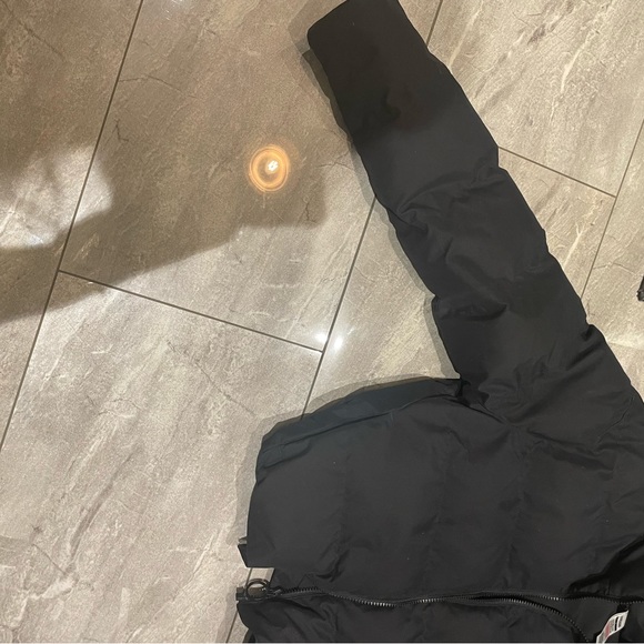 GymshArk short puffer jacket, black, size small. - Picture 5 of 5